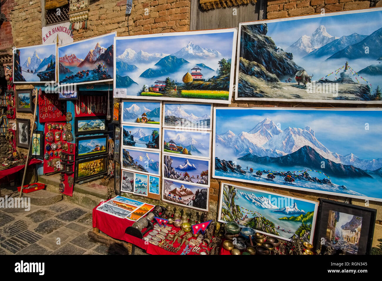 Souvenirs und Gemälde zum Verkauf an der großen Stupa von Swayambhunath mit flatternden Gebetsfahnen Stockfoto