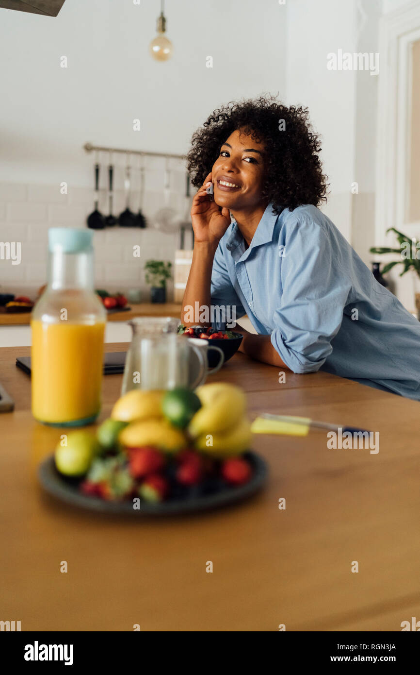 Frau mit einem gesunden Frühstück in Ihrer Küche Stockfoto