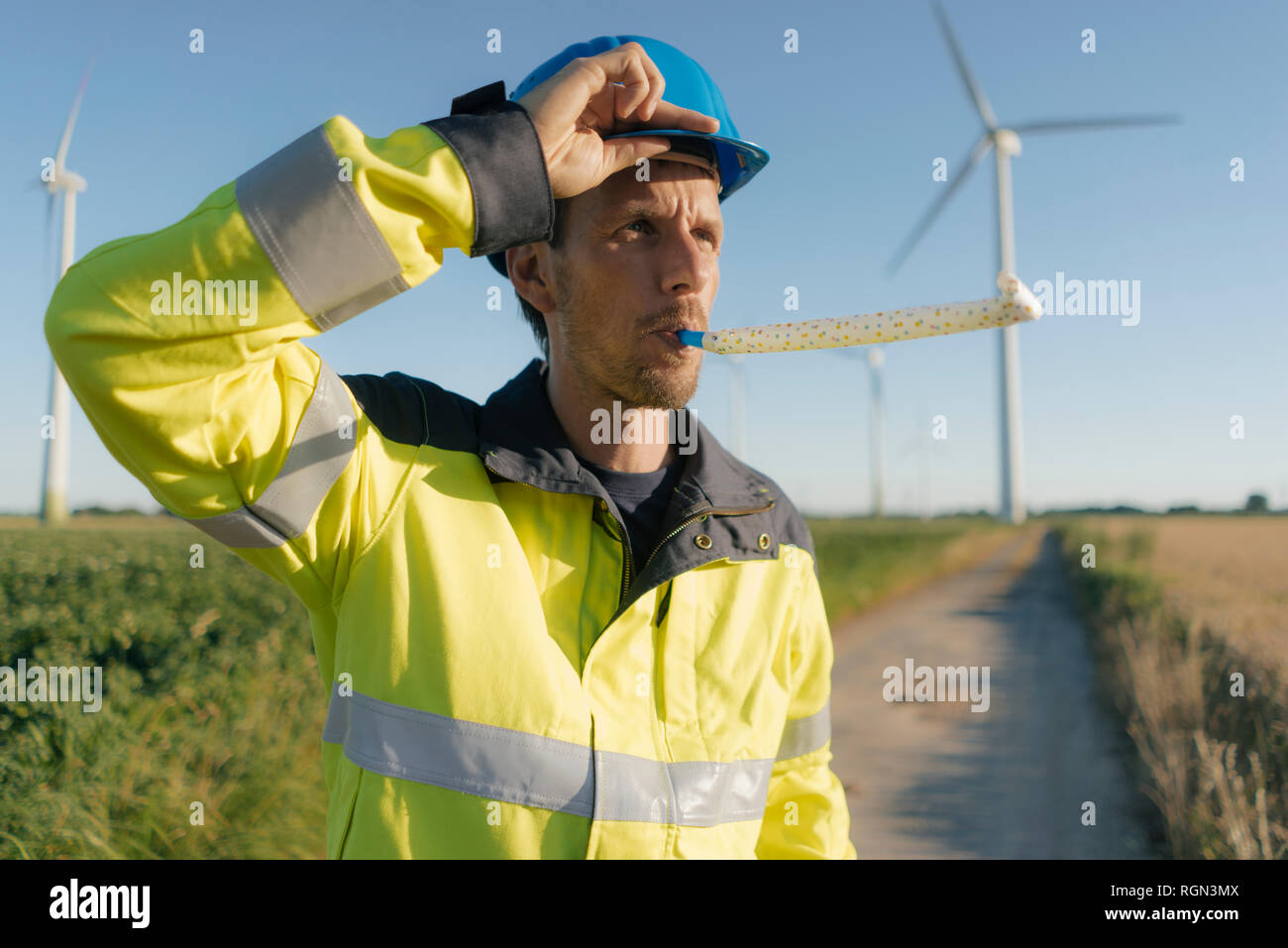 Porträt eines Ingenieurs mit Party Gebläse auf einen Windpark Stockfoto
