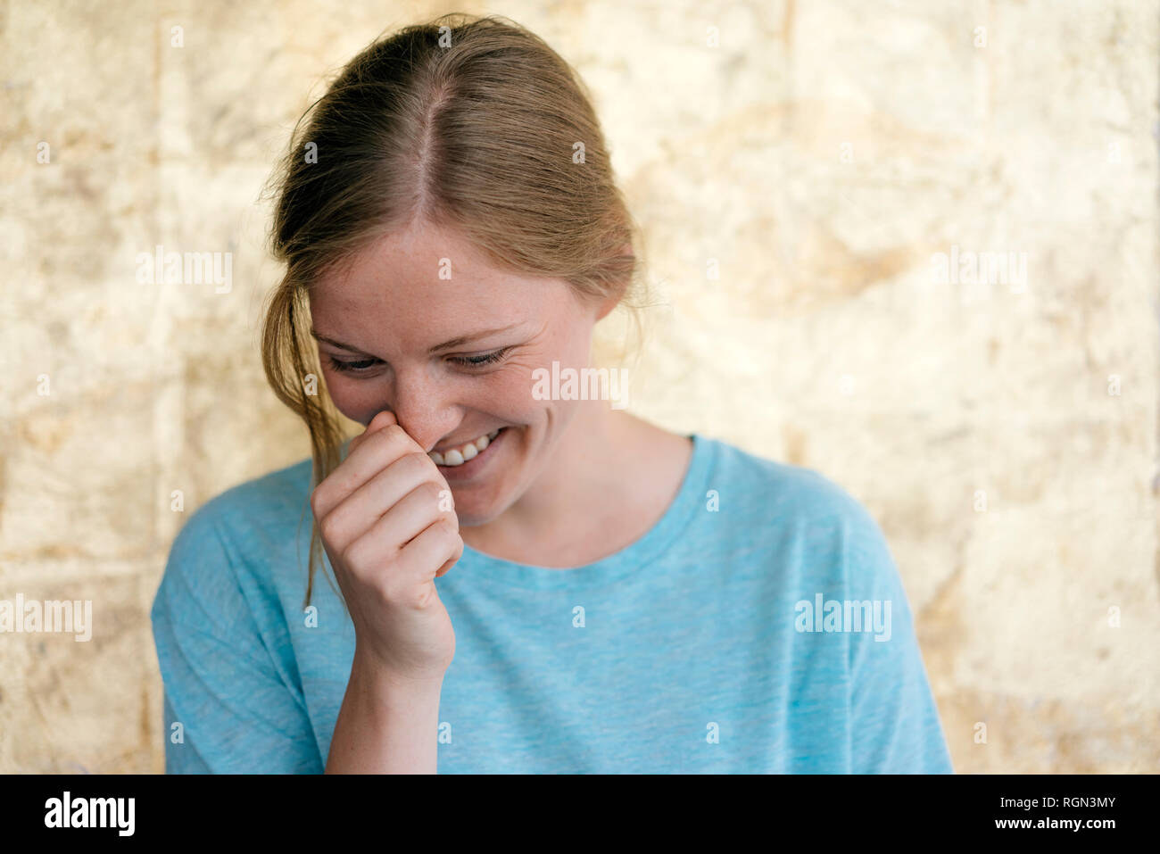 Porträt von lachender Junge Frau Stockfoto