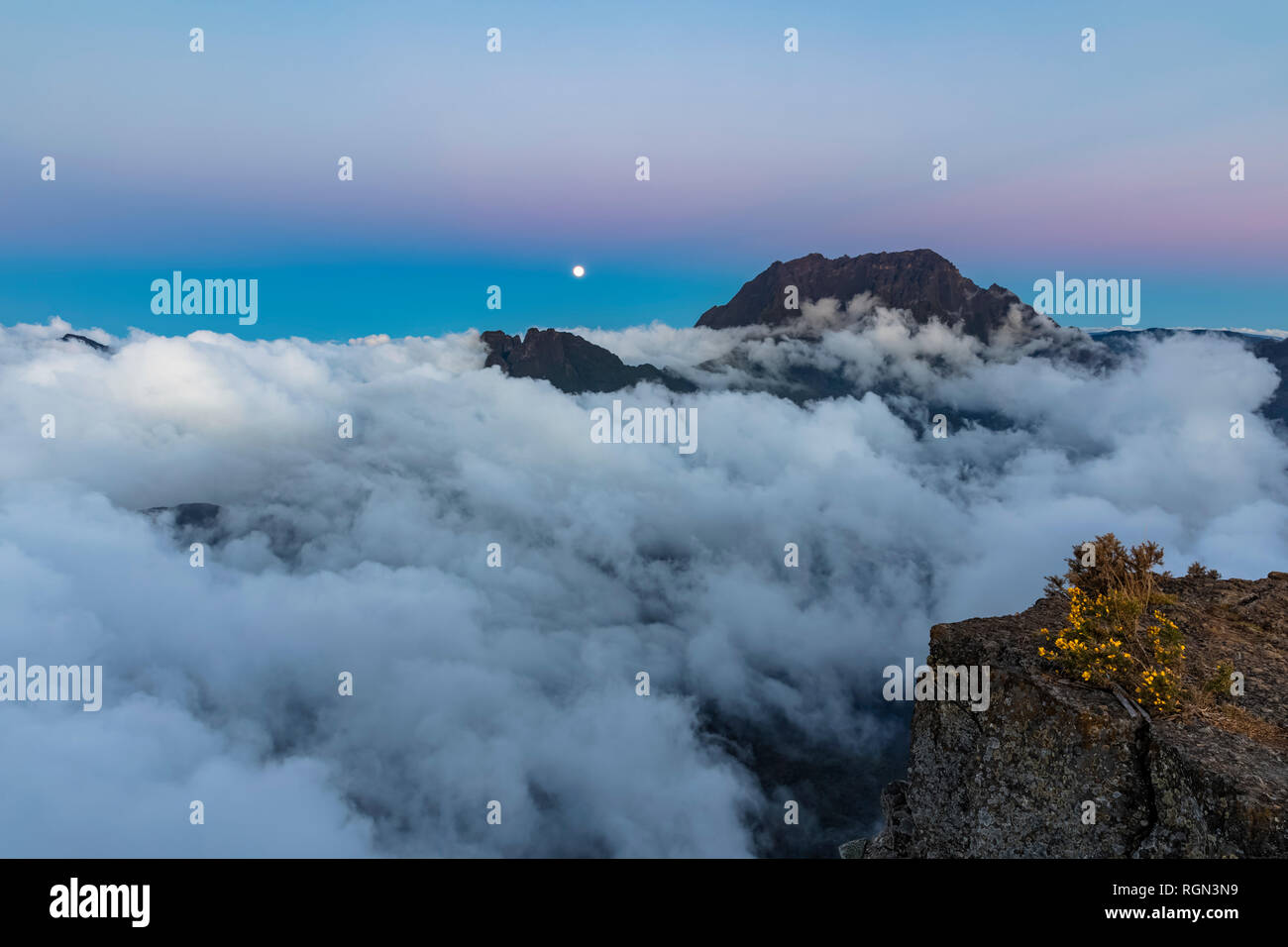 Reunion, Nationalpark, Maido obversation Punkt, Ansicht von Vulcano Maido, Cirque de Mafate, Gros Morne und Piton des Neiges, Mond Stockfoto