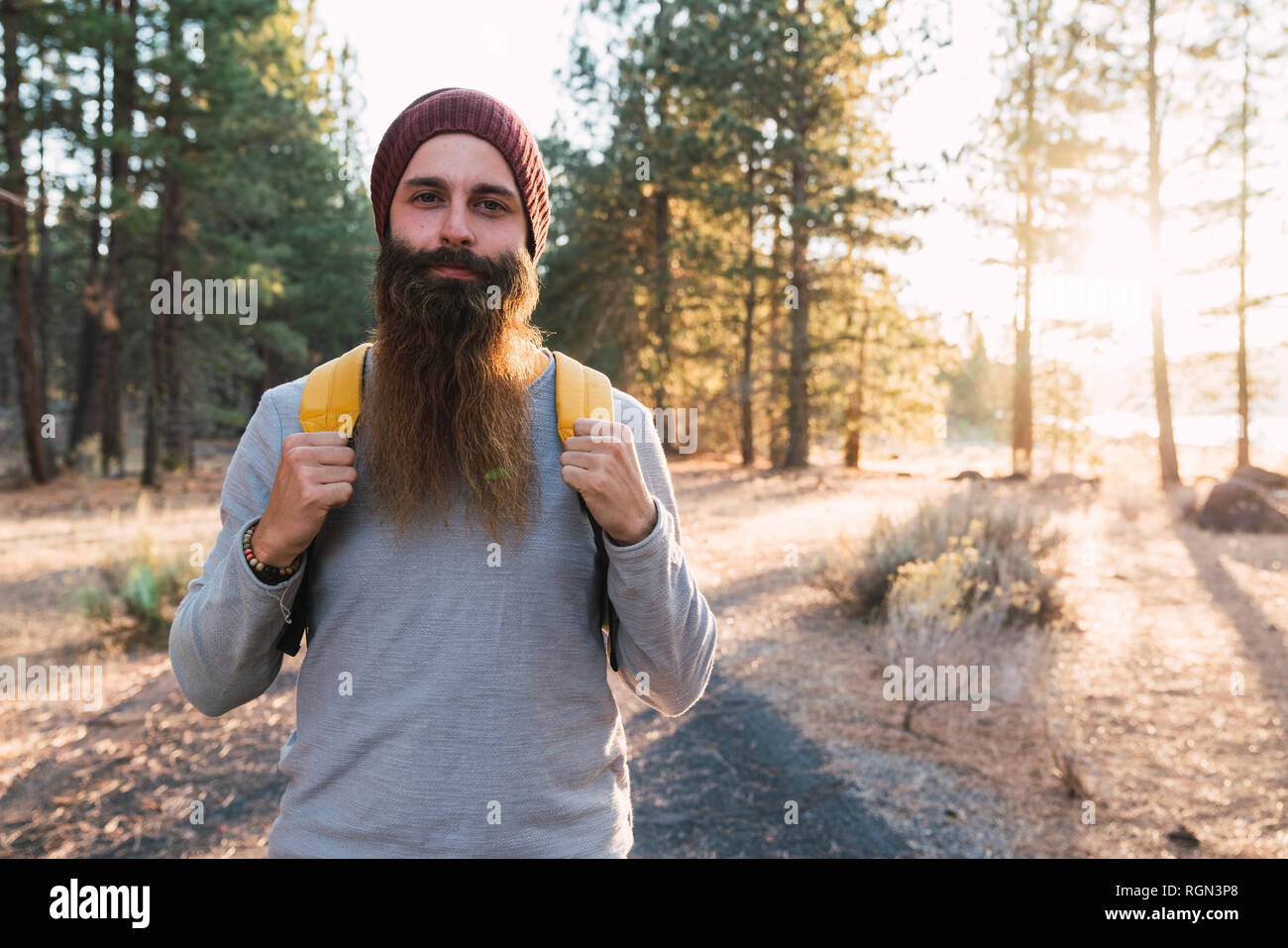 USA, Kalifornien, Portrait eines bärtigen Mann in einem Wald in der Nähe des Lassen Volcanic National Park Stockfoto