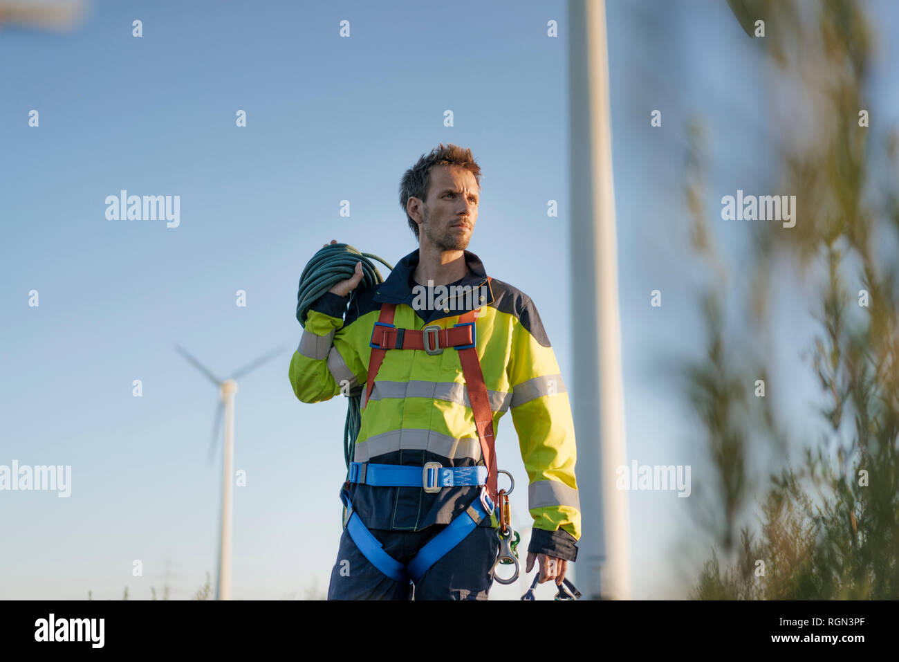 Techniker an einem Windpark mit Kletterausrüstung Stockfoto
