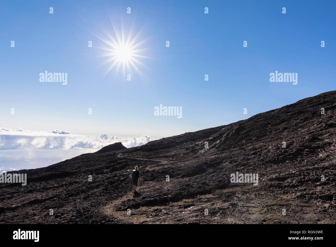 Reunion, Nationalpark, Shield Vulkan Piton de la Fournaise, weibliche Touristen wandern zum Krater Stockfoto