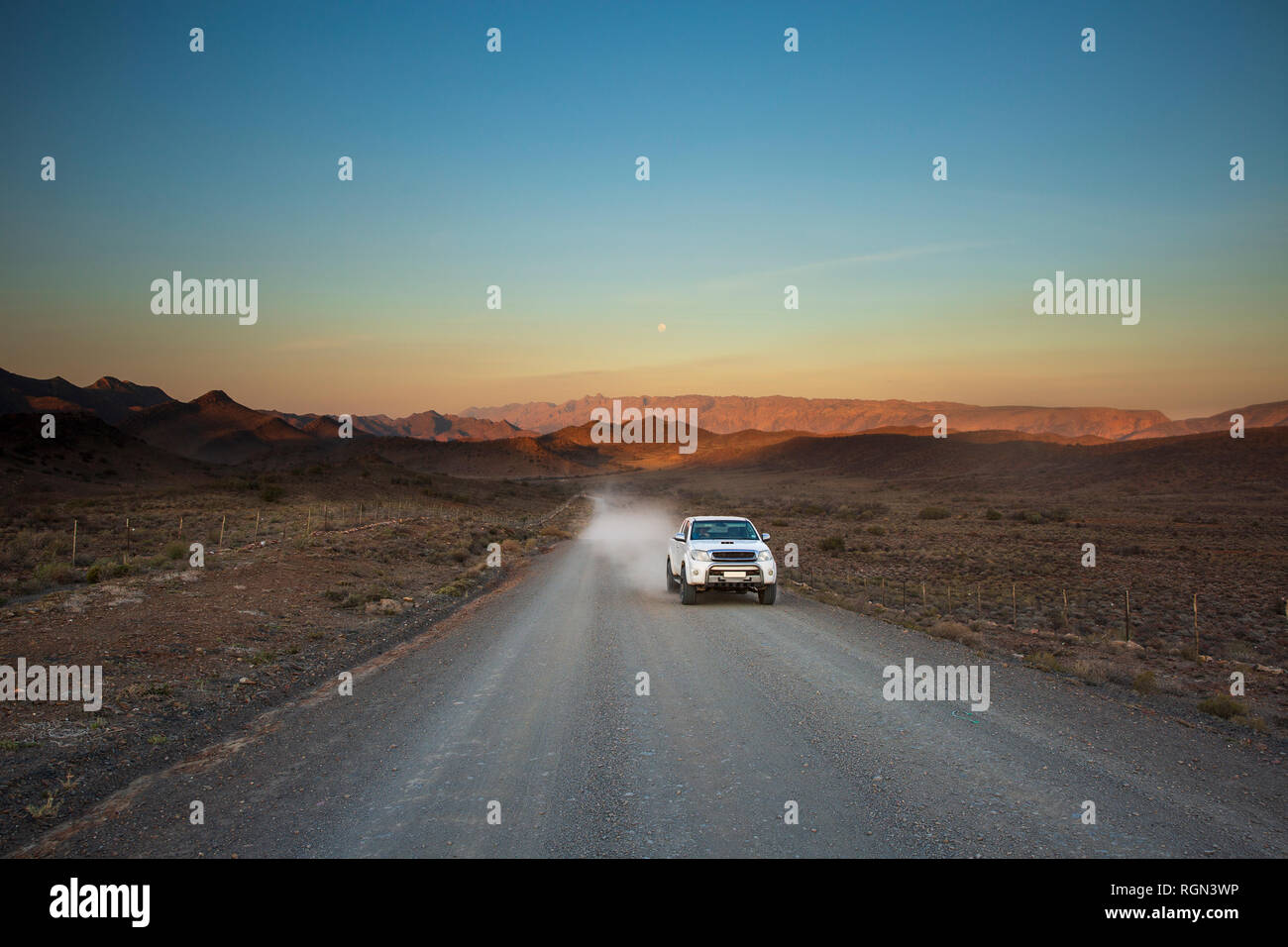 Südafrika, Kapstadt, Auto auf unbefestigte Straße Stockfoto