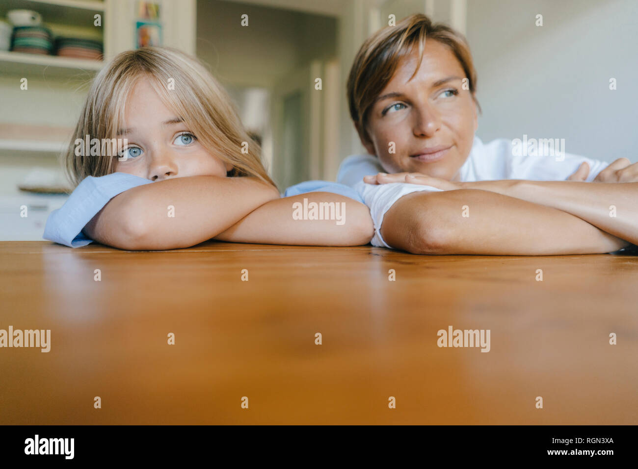 Mutter und Tochter in der Küche zu Hause Schiefe Stockfoto