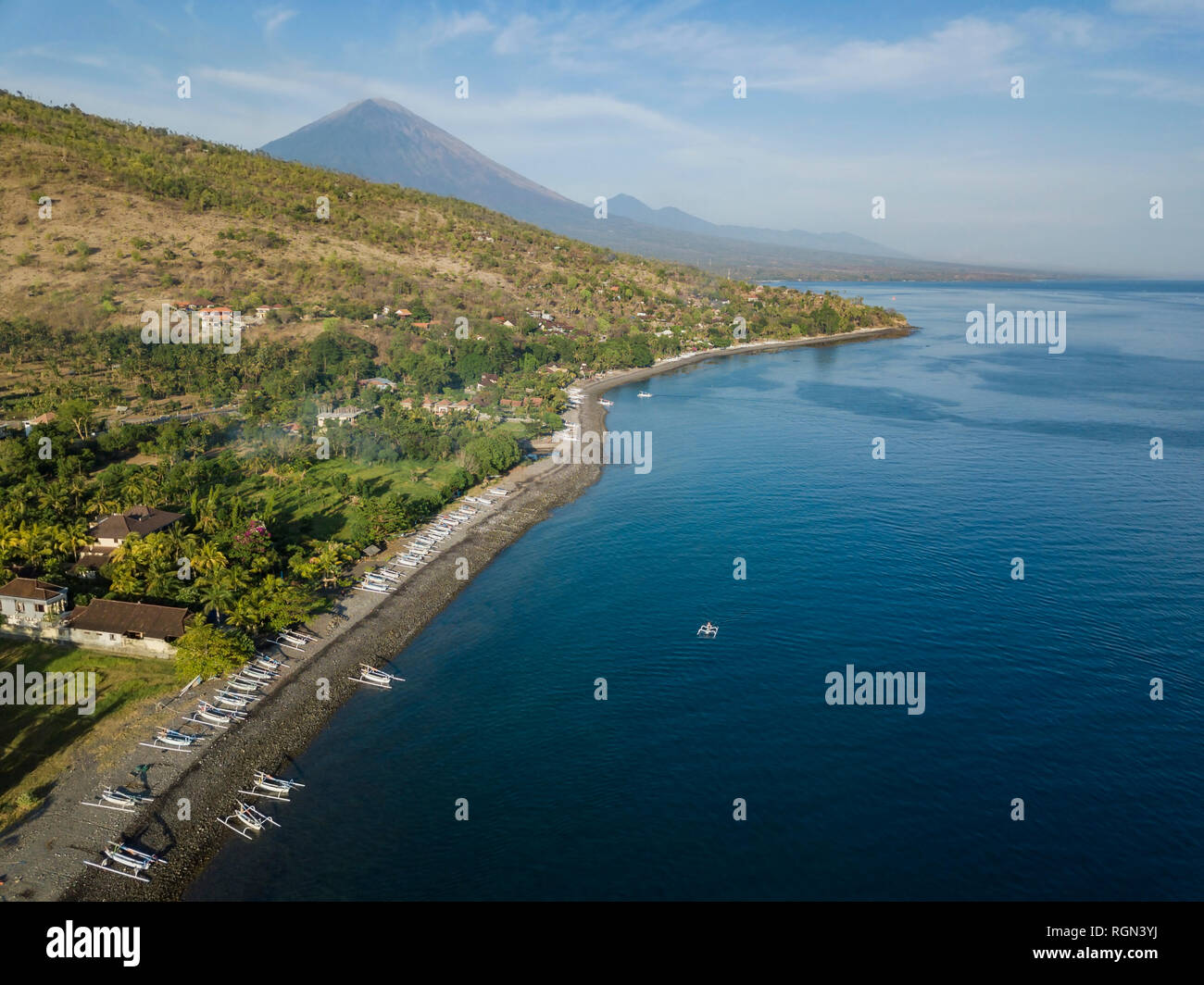 Indonesien, Bali, Amed, Luftaufnahme von lipah Strand und den Vulkan Agung Stockfoto