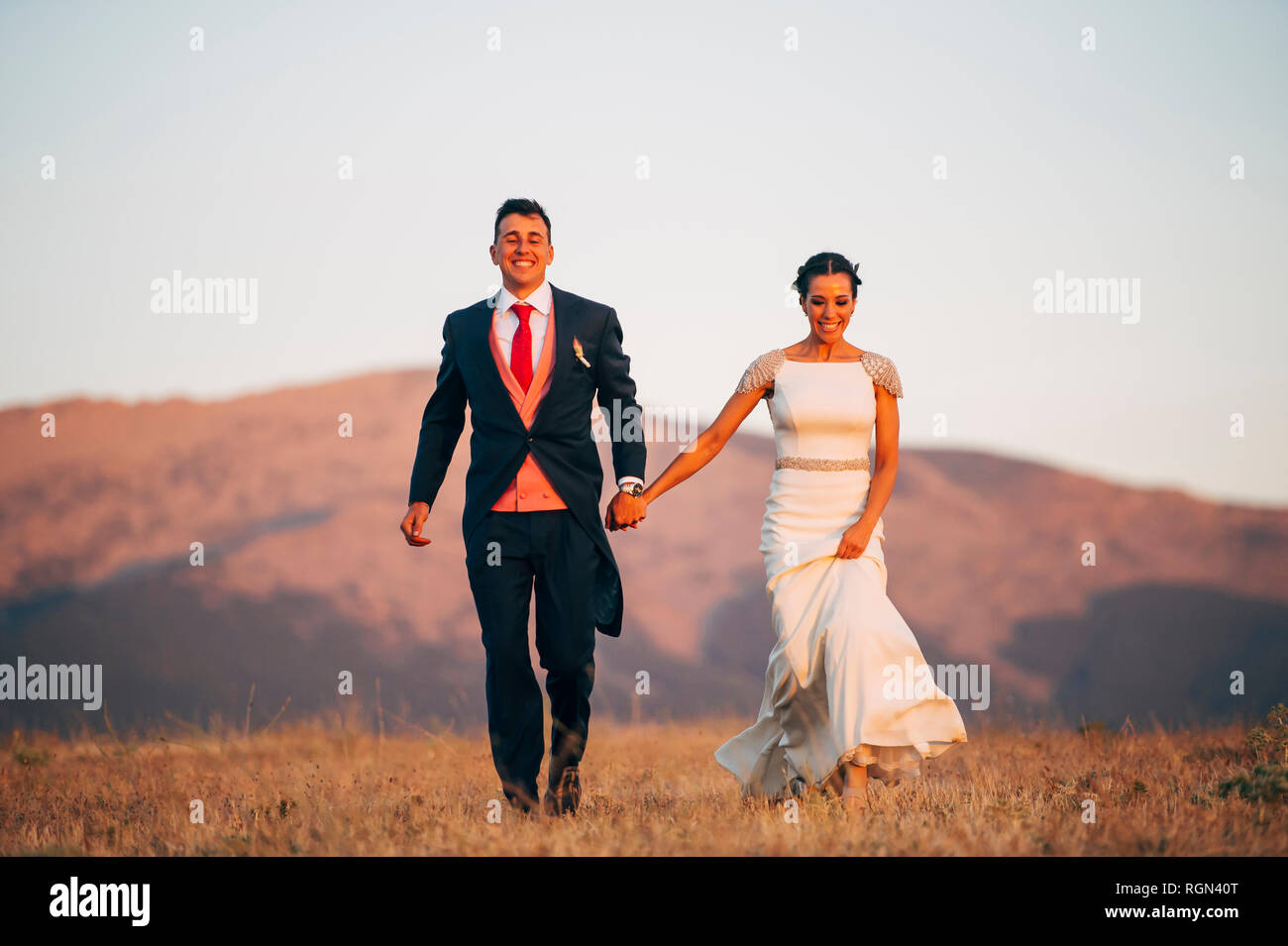 Glückliche Braut und Bräutigam zu Fuß in den Bergen Stockfoto