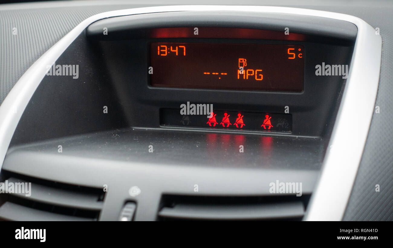 Dashboard Elektronische Anzeige in einem Peaueot 407 Auto in England Stockfoto