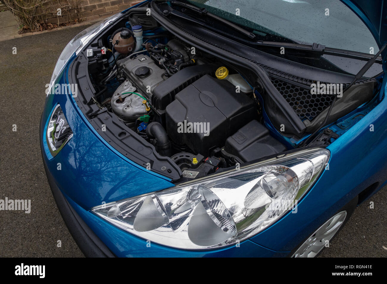 Die geöffnete Motorhaube Motorhaube mit einem Peugeot 207 Auto Motor in  England Stockfotografie - Alamy