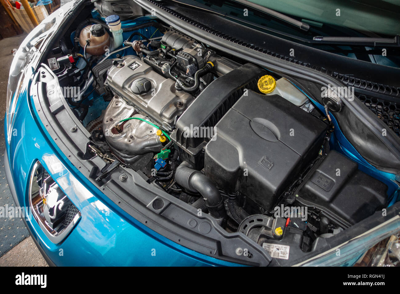 Die geöffnete Motorhaube Motorhaube mit einem Peugeot 207 Auto Motor in England Stockfoto