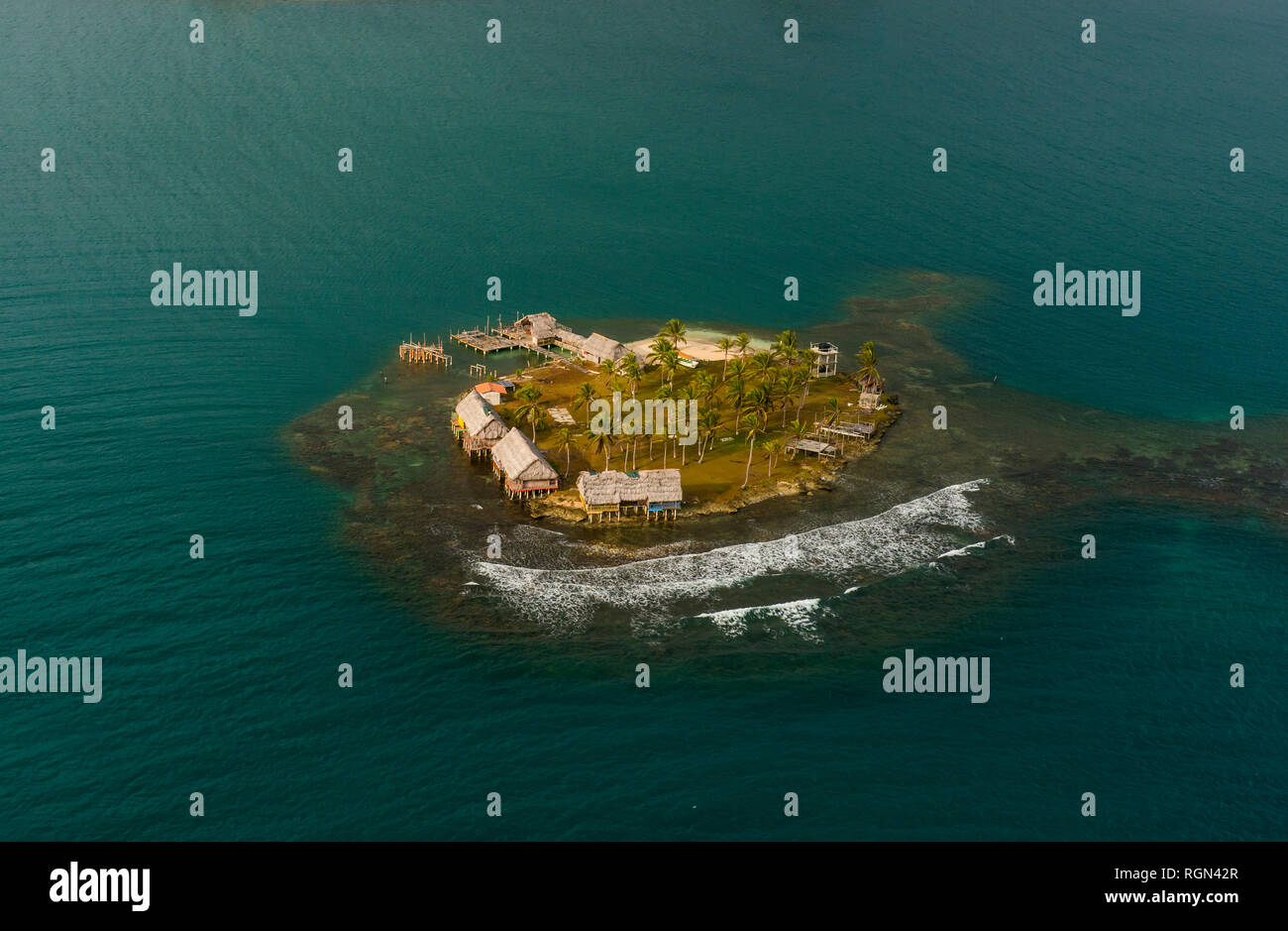 Panama San Blas Inseln, Kuna Yala, Luftaufnahme der Insel, Dorf Stockfoto