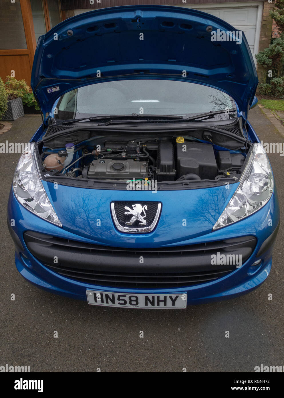 Die geöffnete Motorhaube Motorhaube mit einem Peugeot 207 Auto Motor in  England Stockfotografie - Alamy