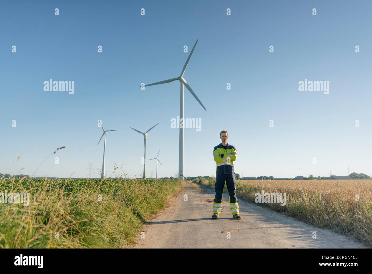 Techniker stehen auf Feld Pfad zu einem Windpark Stockfoto