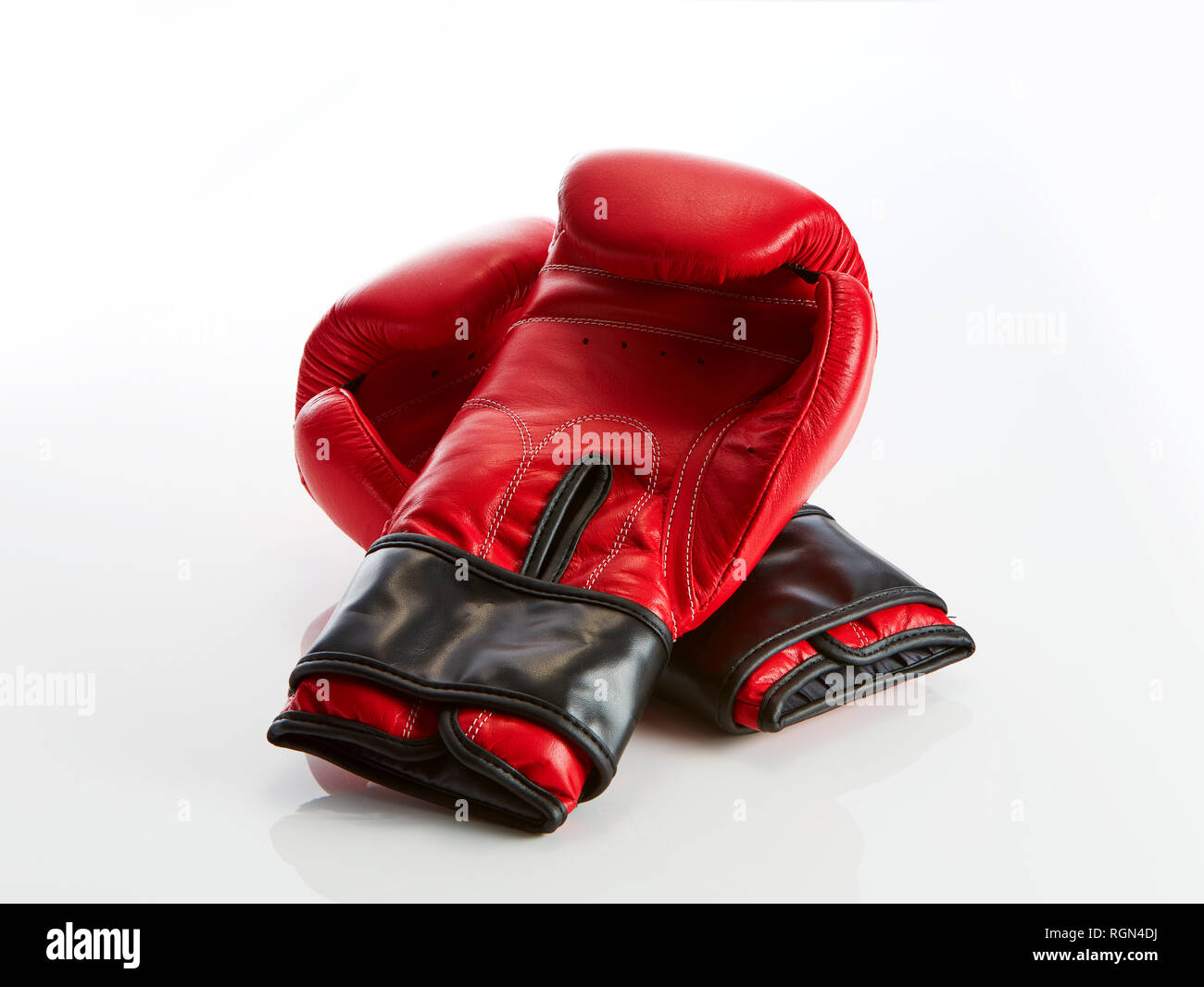 Rote Boxhandschuhe auf weißem Hintergrund Stockfoto