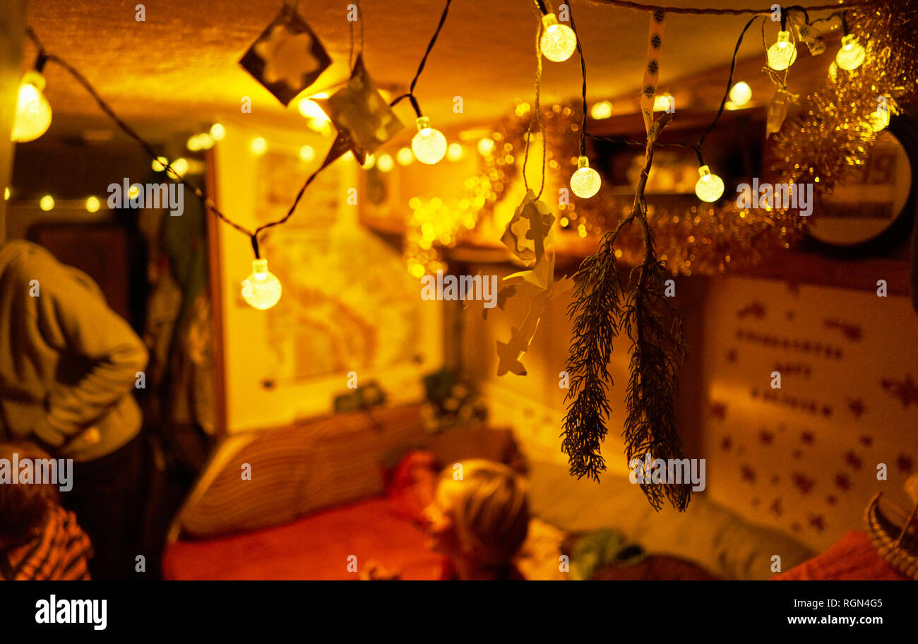Lichterketten in Reisemobile mit Familie im Hintergrund Stockfoto