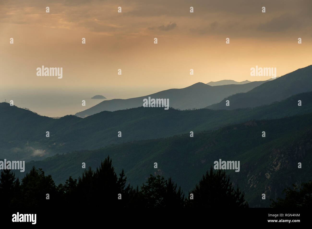 Italien, Ligurien, in der Nähe von Finale Ligure, Landschaft, stürmische Atmosphäre Stockfoto