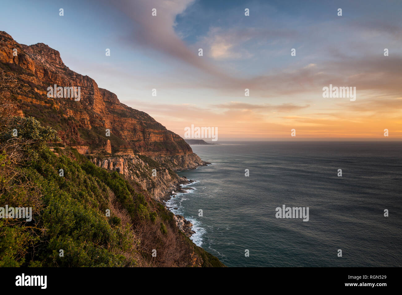 Südafrika, Klippen von Kap der Guten Hoffnung nach Sonnenuntergang Stockfoto