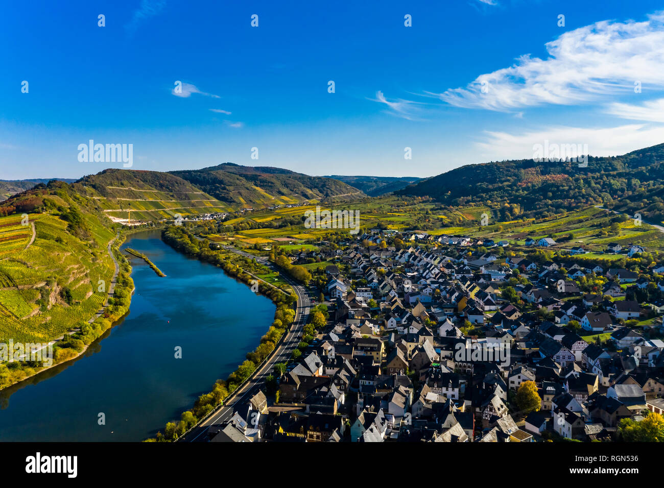 Deutschland, Rheinland-Pfalz, Cochem-Zell, Bremm, Panoramablick auf die Mosel Schleife und Mosel Stockfoto