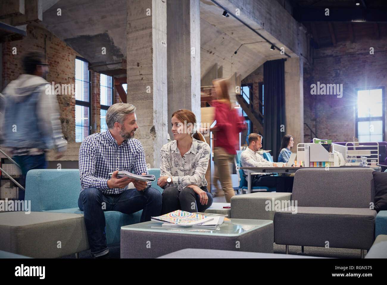 Geschäftsleute in einem informellen Treffen in communications Grube Stockfoto