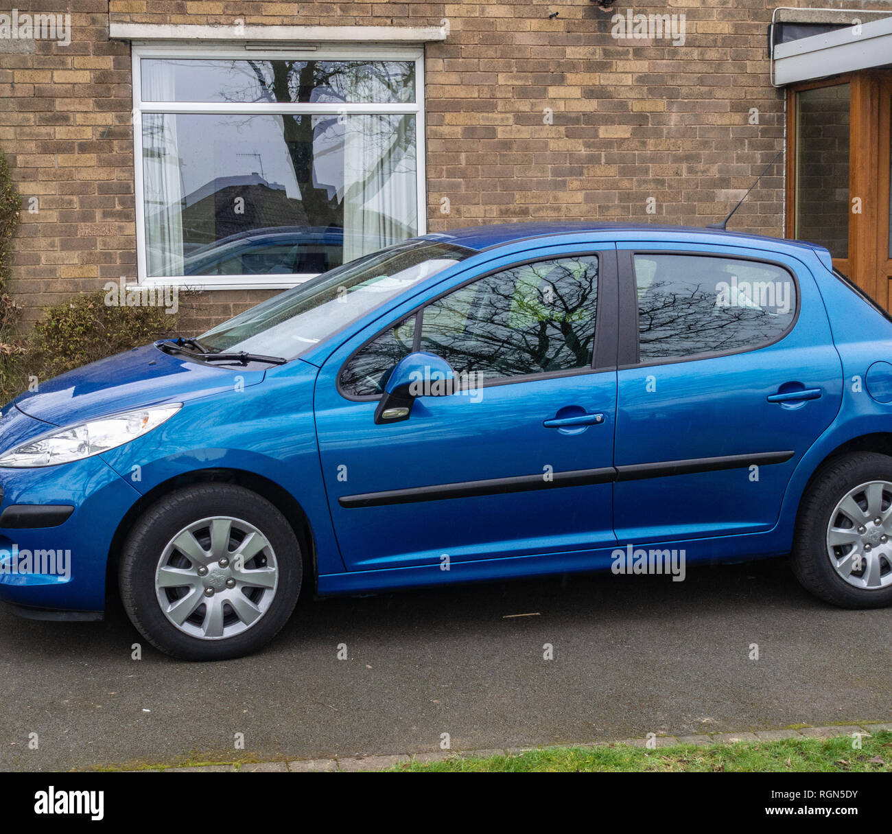 Blau Peugeot 207 1.4 5-Türer 2009. Stockfoto