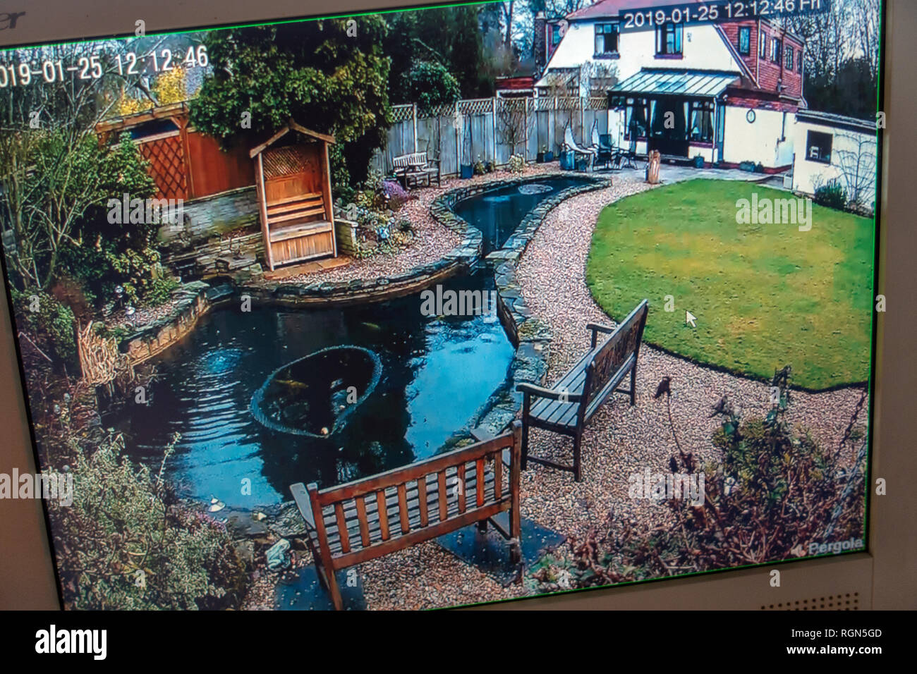 Monitor Cctv Kamerauberwachung Aus Mehreren Dvr Standorten Rund Um Haus Und Garten An Einem Privaten Haus In England Stockfotografie Alamy