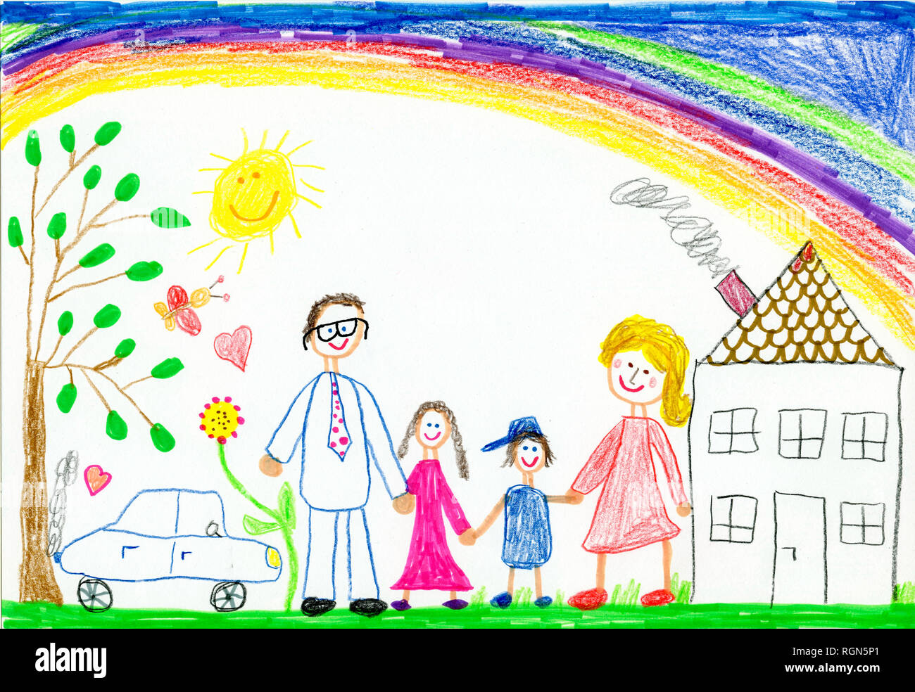 Kinder- zeichnung, glückliche Familie mit Garten, Auto, Sonne, Regenbogen und Haus Stockfoto