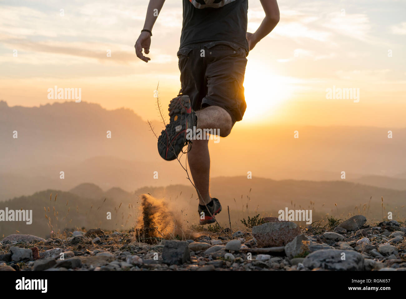 Spanien, Barcelona, Naturpark Sant Llorenc, mann in die Berge bei Sonnenuntergang laufen Stockfoto
