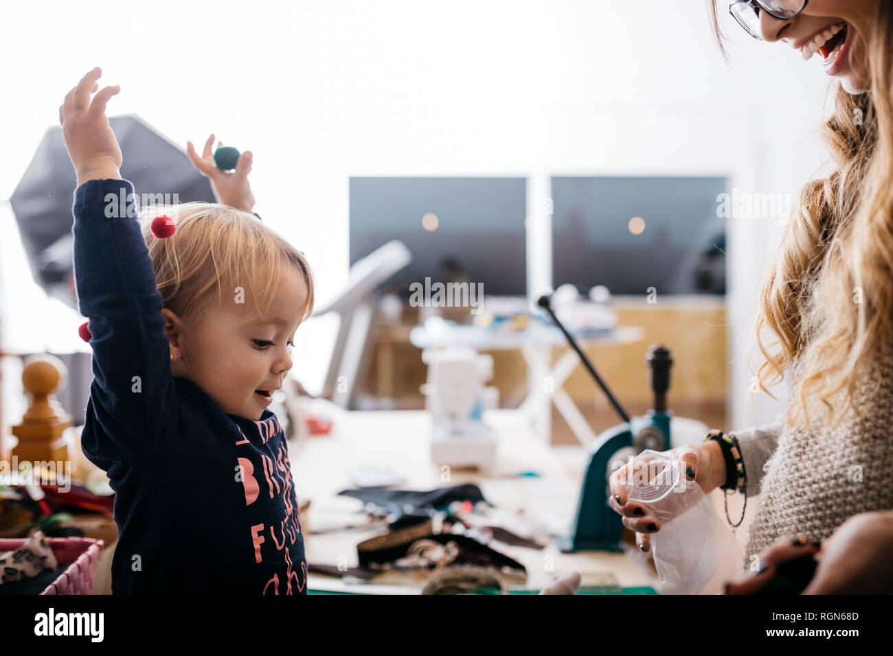 Mutter und Tochter spielen mit Mode Accessoires zu Hause Stockfoto