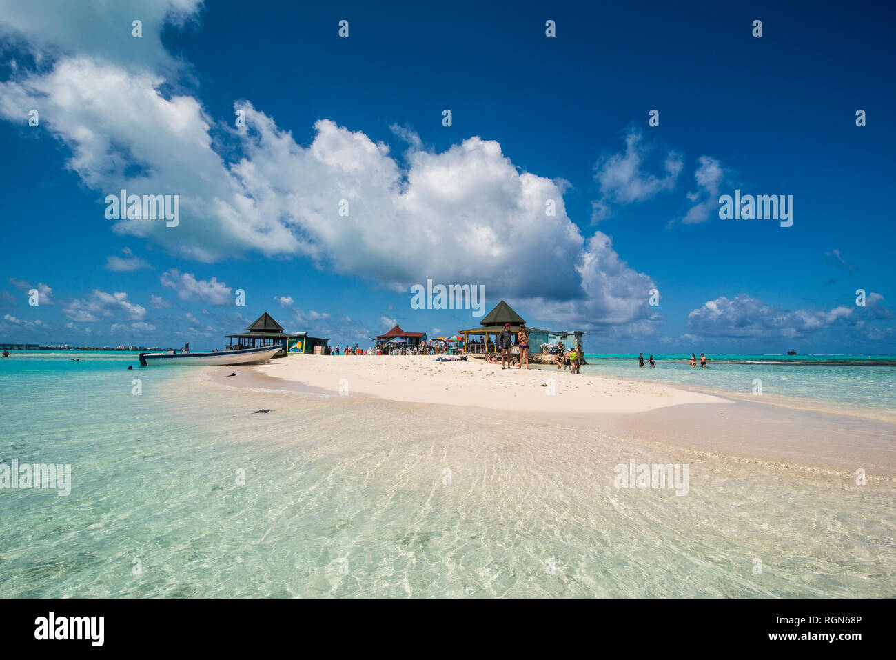 Karibik, Kolumbien, San Andres, Touristen in Resort auf El Acuario Stockfoto