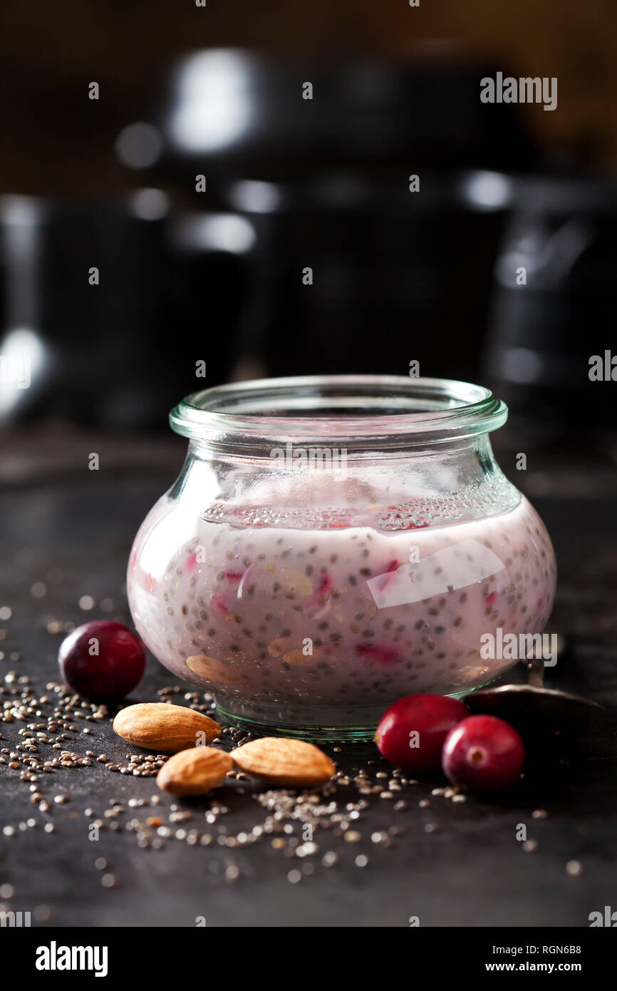 Nachtisch von Chia Samen, Mandeln und Preiselbeeren Stockfoto