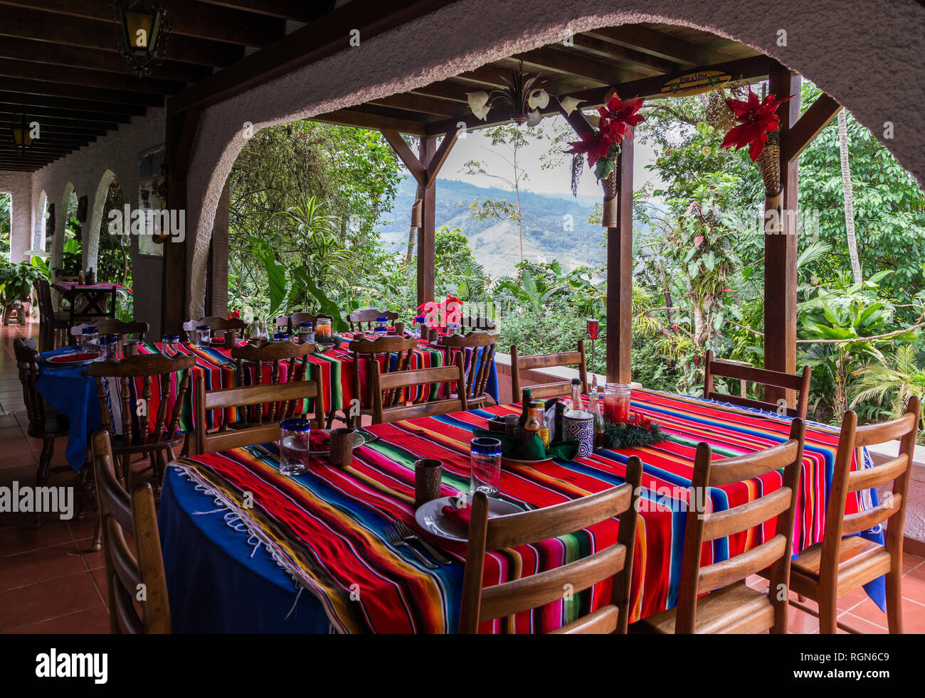 Dinning Tabellen mit bunten Tischdecke an einem Eco-lodge. Costa Rica, Mittelamerika. Stockfoto