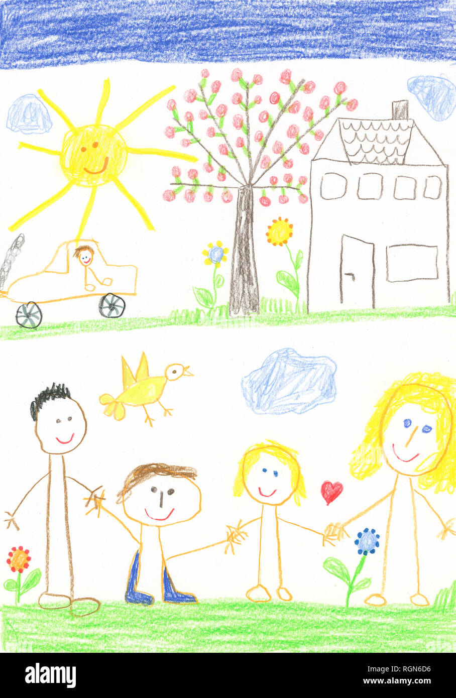 Kinder- zeichnung, glückliche Familie mit Haus, Auto, Garten, Apfelbaum und Sonnenschein Stockfoto