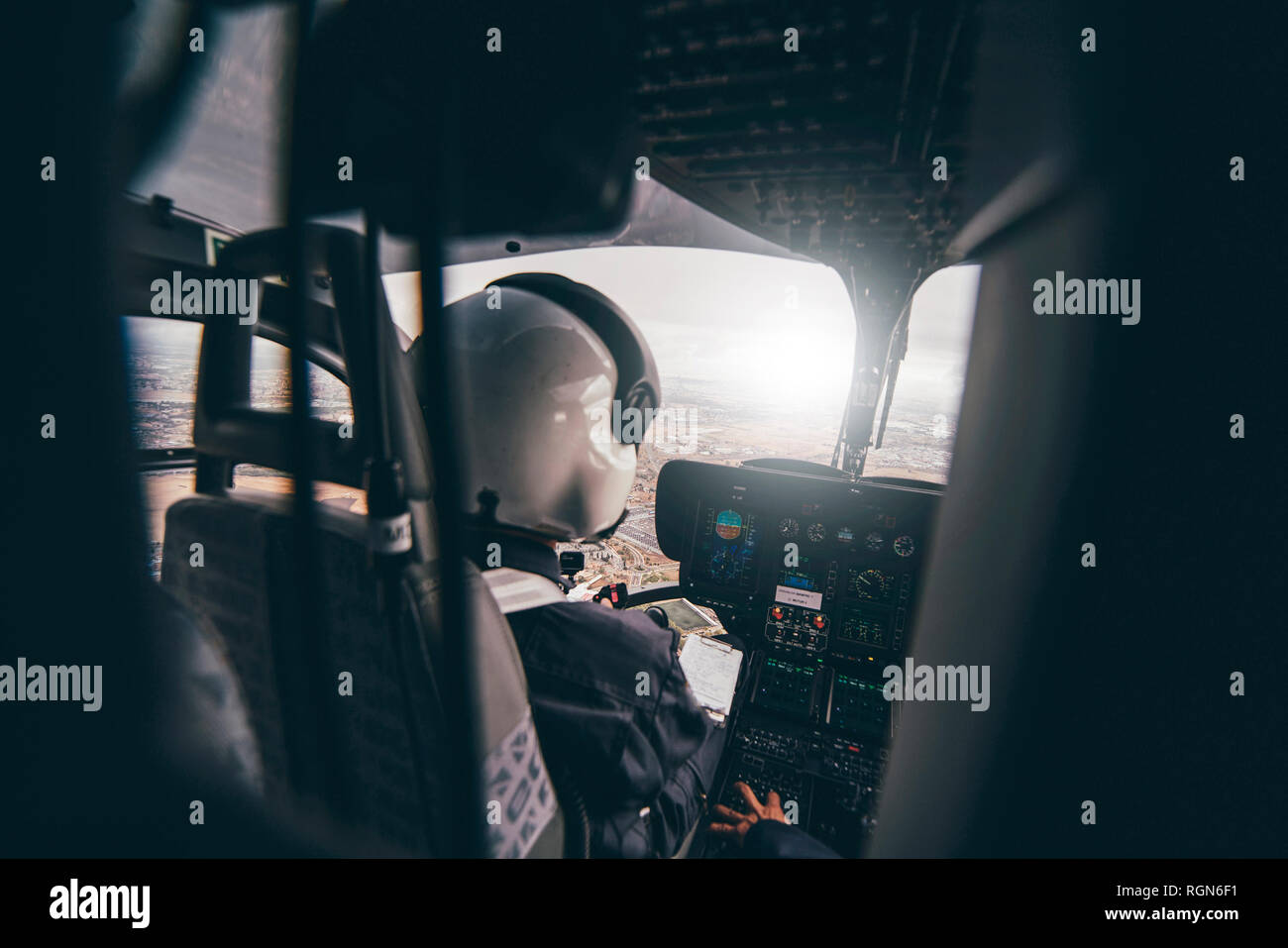 Polizei Helikopter Pilot während des Fluges Stockfoto