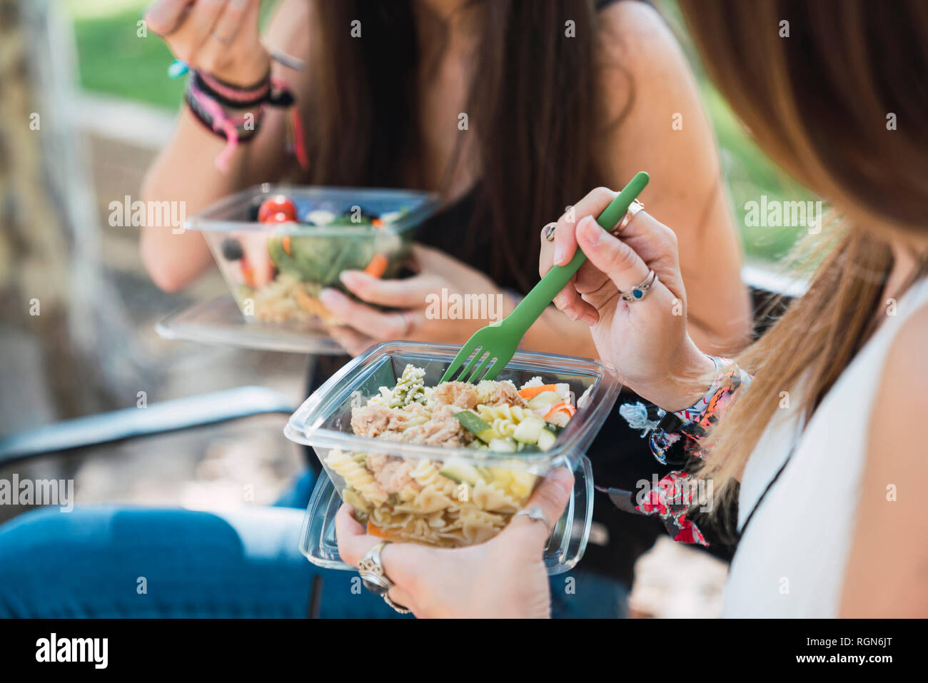 Freunde essen close ups -Fotos und -Bildmaterial in hoher Auflösung – Alamy