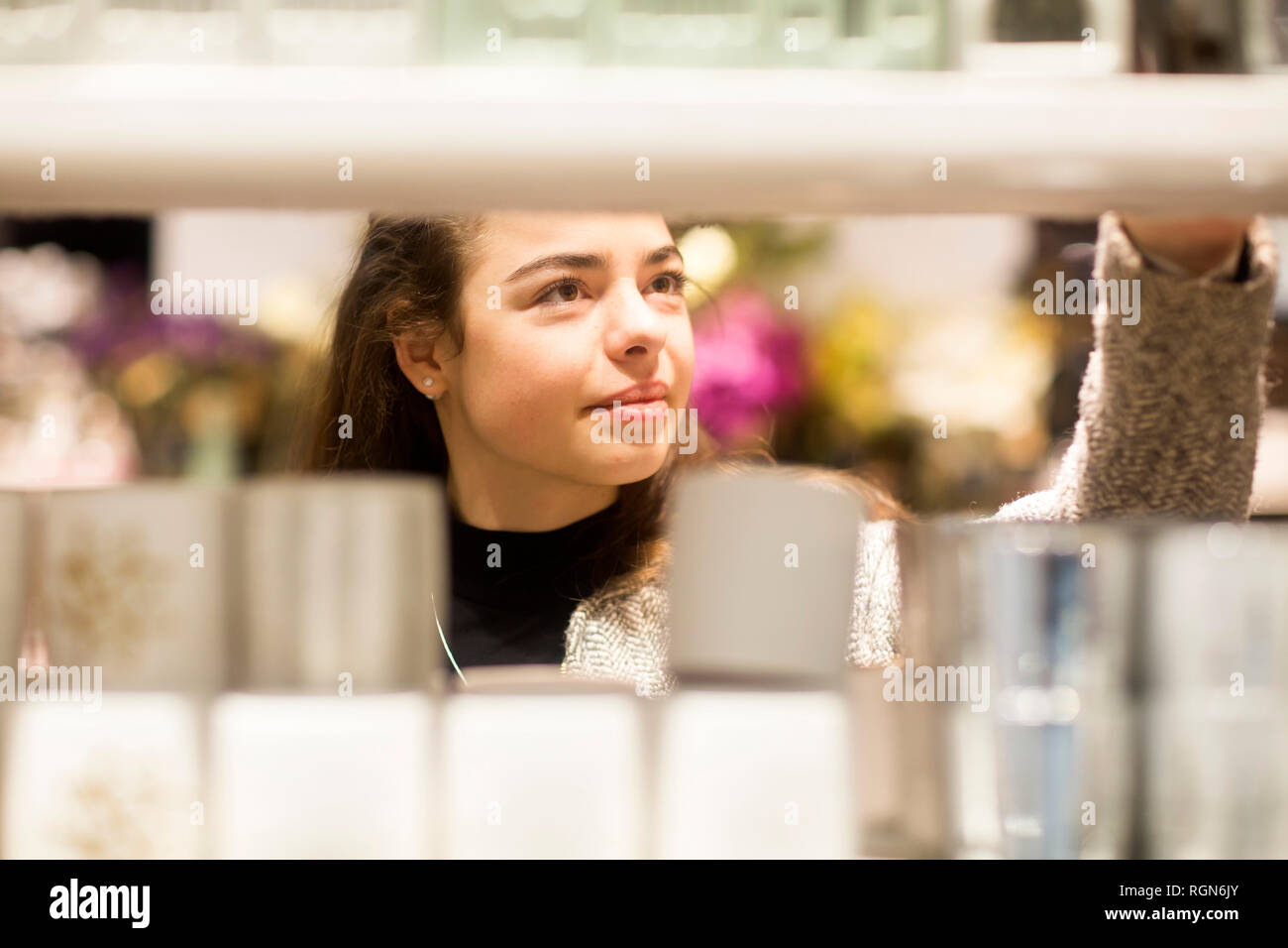 Porträt der jungen Frau, die in einem Shop Stockfoto