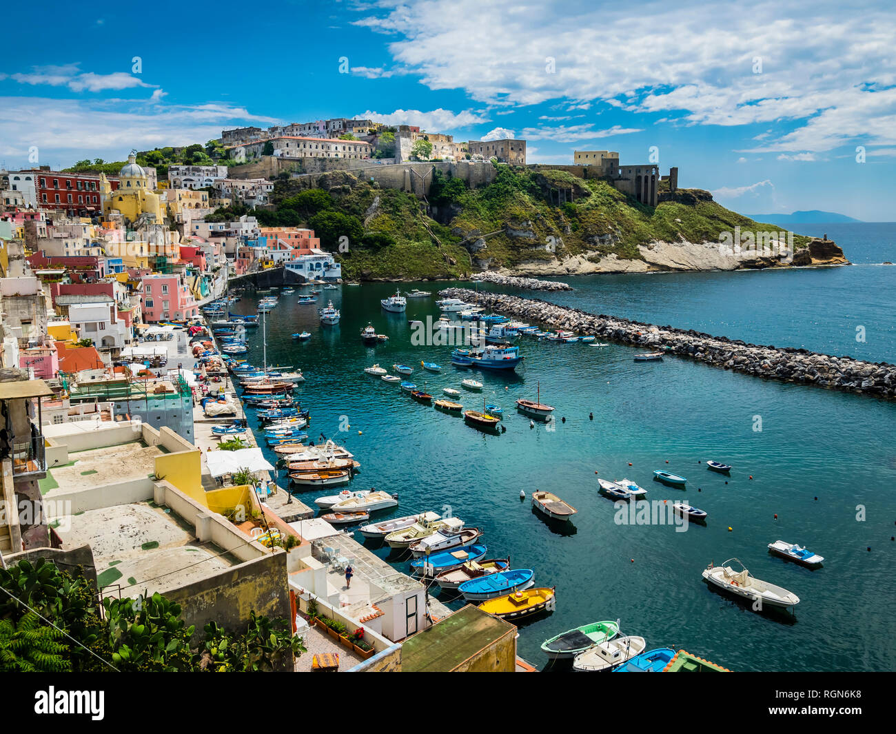 Italien, Kampanien, Golf von Neapel, Phlegräischen Inseln, Insel Procida, Hafen, Marina di Corricella, ehemaliges Gefängnis auf dem Berg Stockfoto