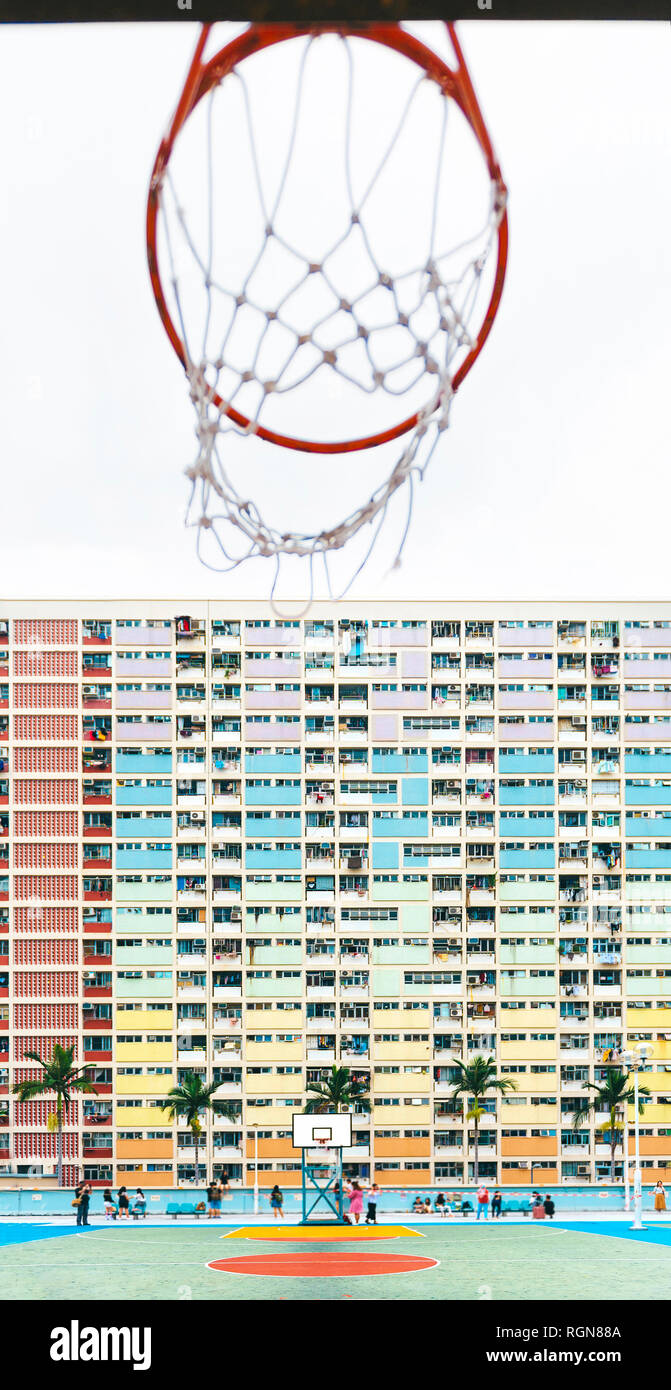 China, Hong Kong, Kowloon, Basketballkorb, Sozialwohnungen im Hintergrund Stockfoto