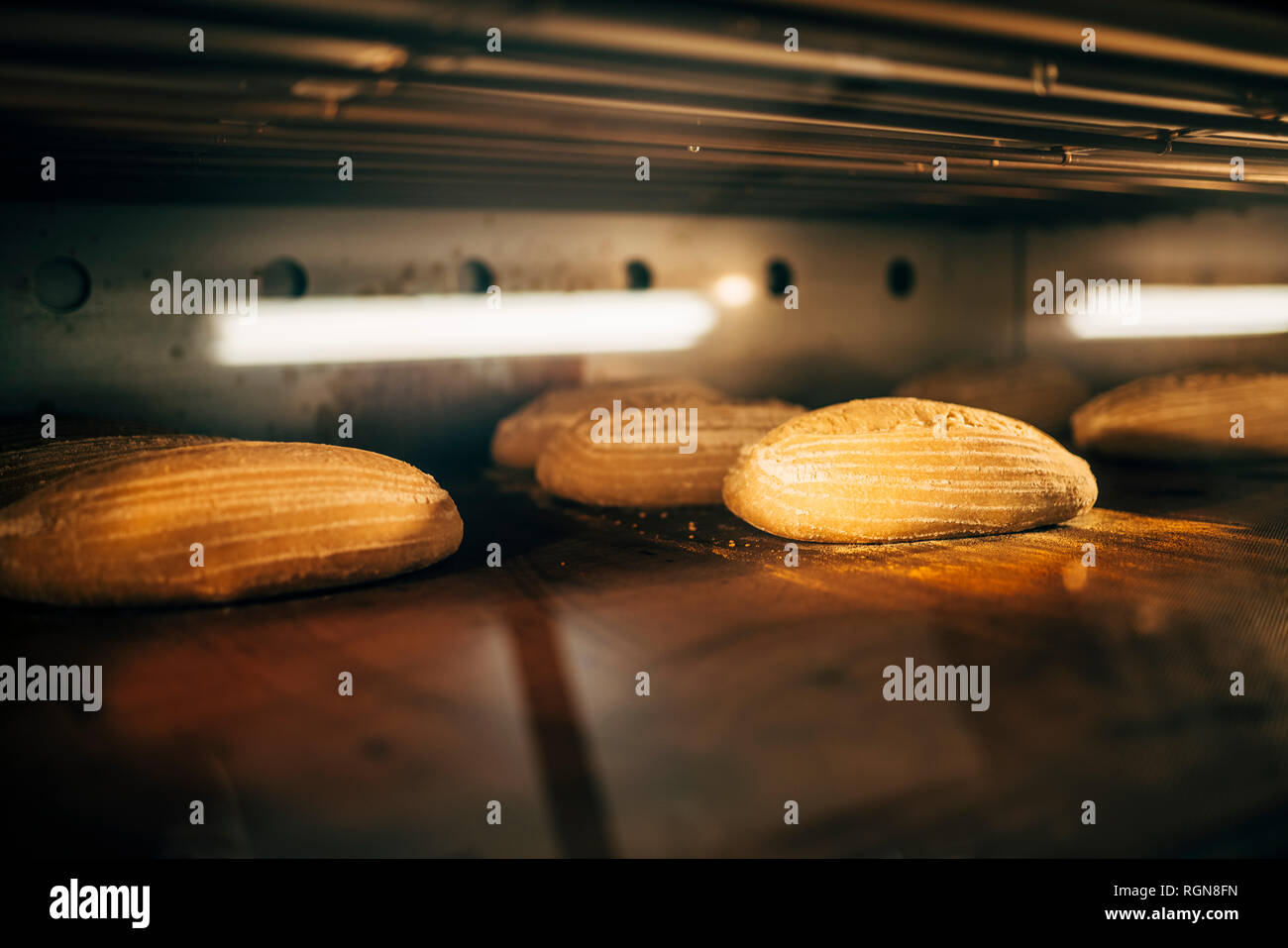 Brot backen im Ofen in einer Bäckerei Stockfoto