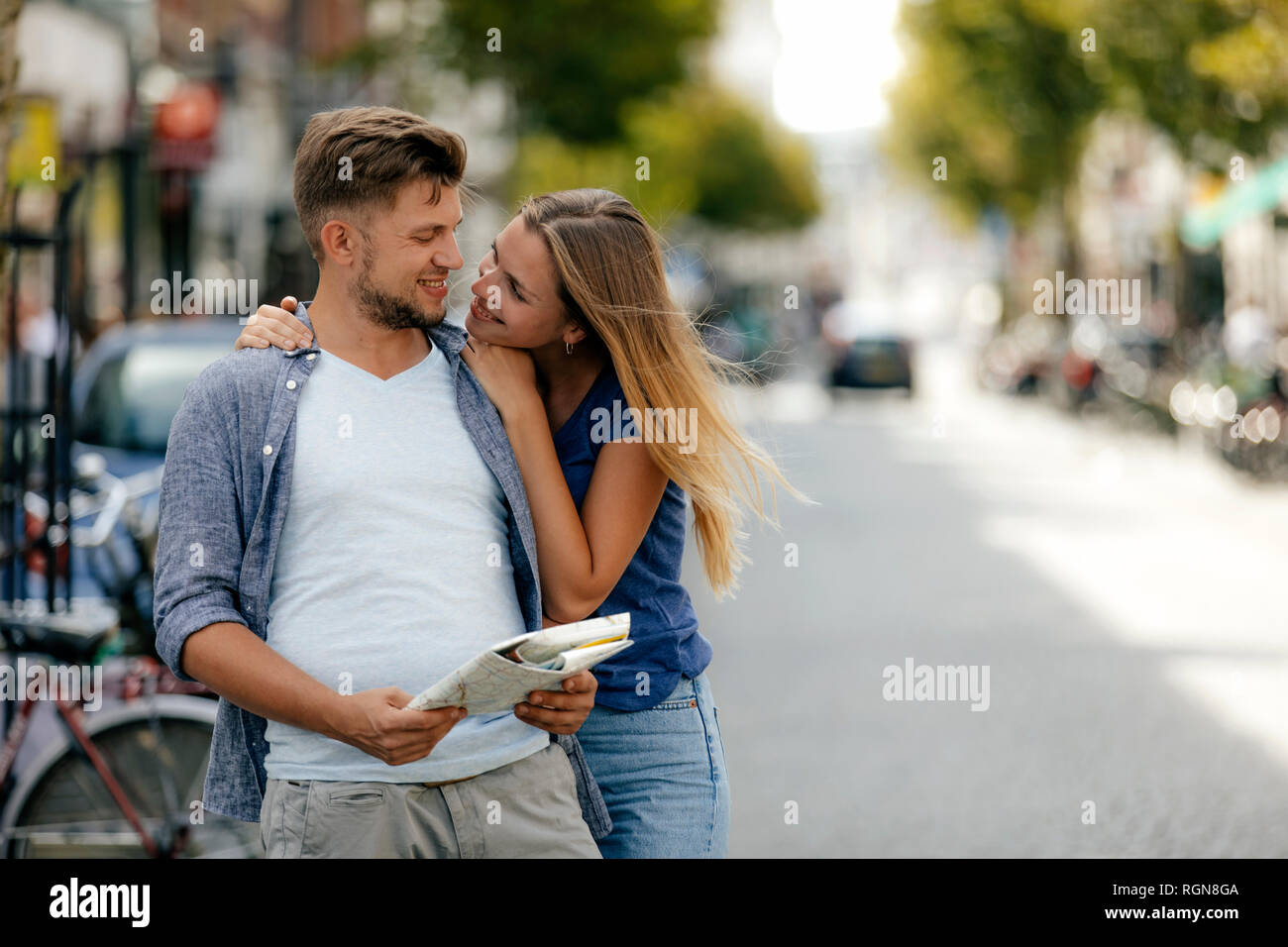 Niederlande, Maastricht, glückliches junges Paar die Stadt zu erkunden Stockfoto