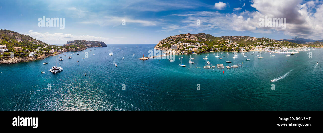 Spanien, Balearen, Mallorca, Andratx Region, Luftaufnahme von Port d'Andratx, Küste und natürlichen Hafen mit Leuchtturm Stockfoto