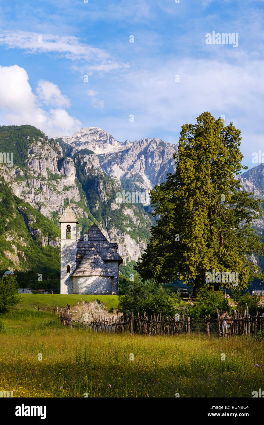 Albanien, Shkoder County, Albanischen Alpen, Theth Nationalpark, Theth, Katholische Kirche Stockfoto