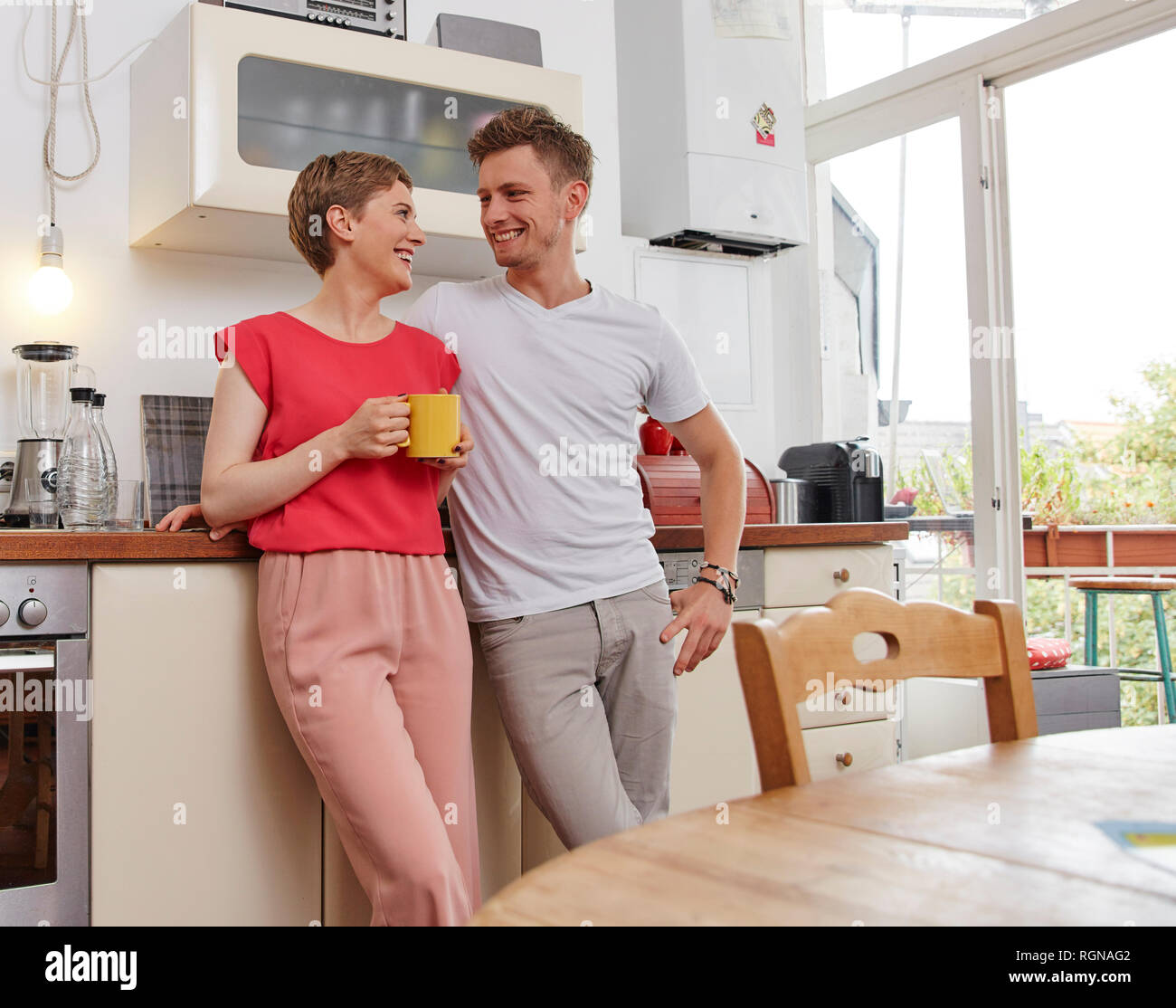 Glückliches Paar zu Hause in einer Kaffeepause in der Küche Stockfoto