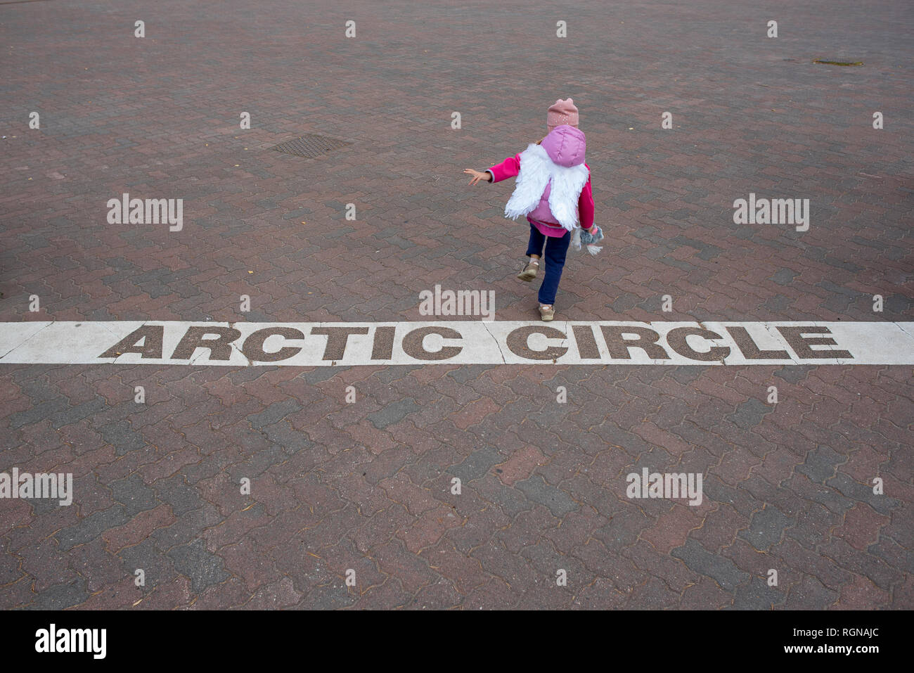 Finnland, Rovaniemi, Mädchen Überquerung des Polarkreises Stockfoto