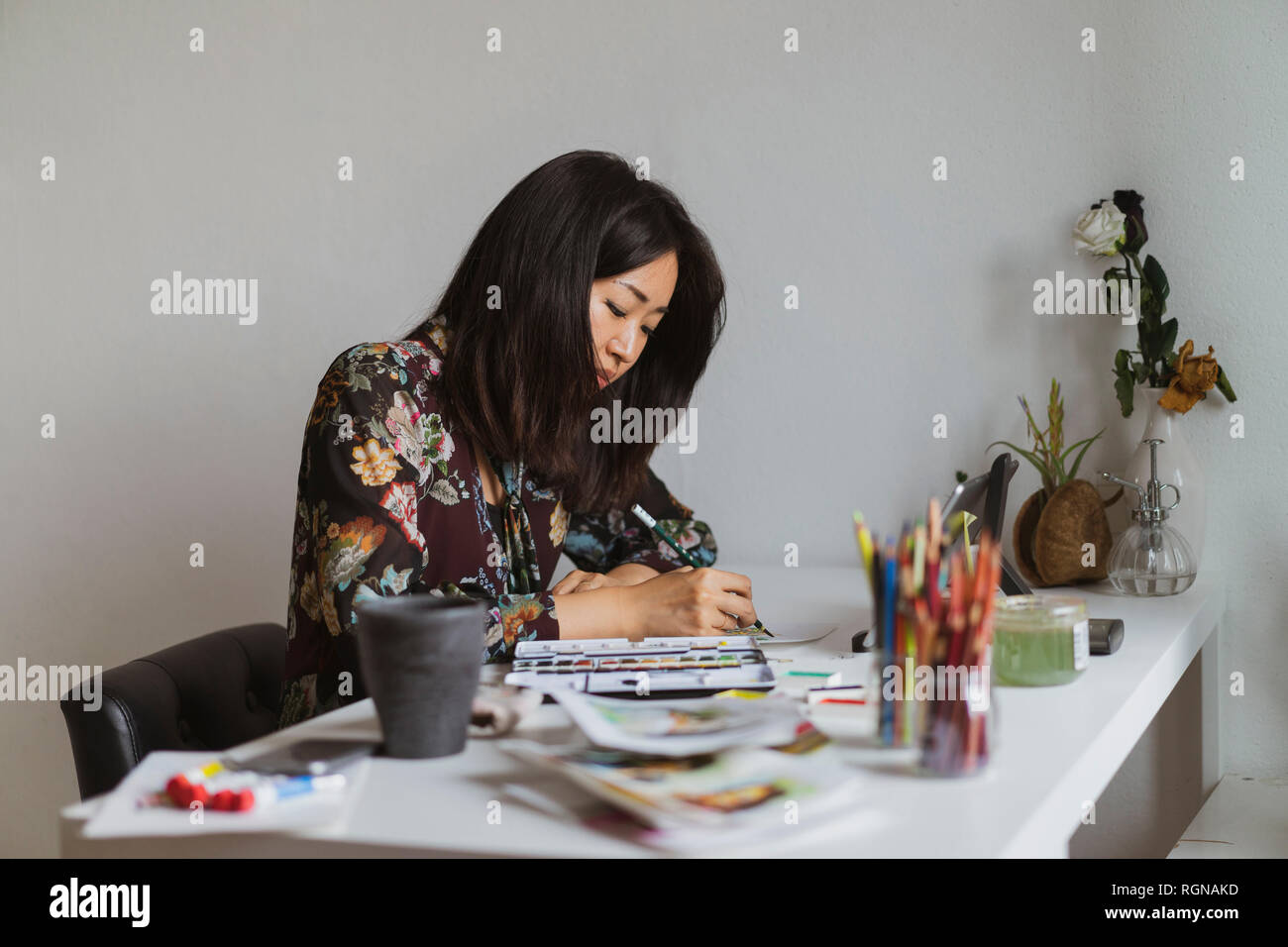 Illustrator Zeichnung an Schreibtisch in einem Atelier Stockfoto