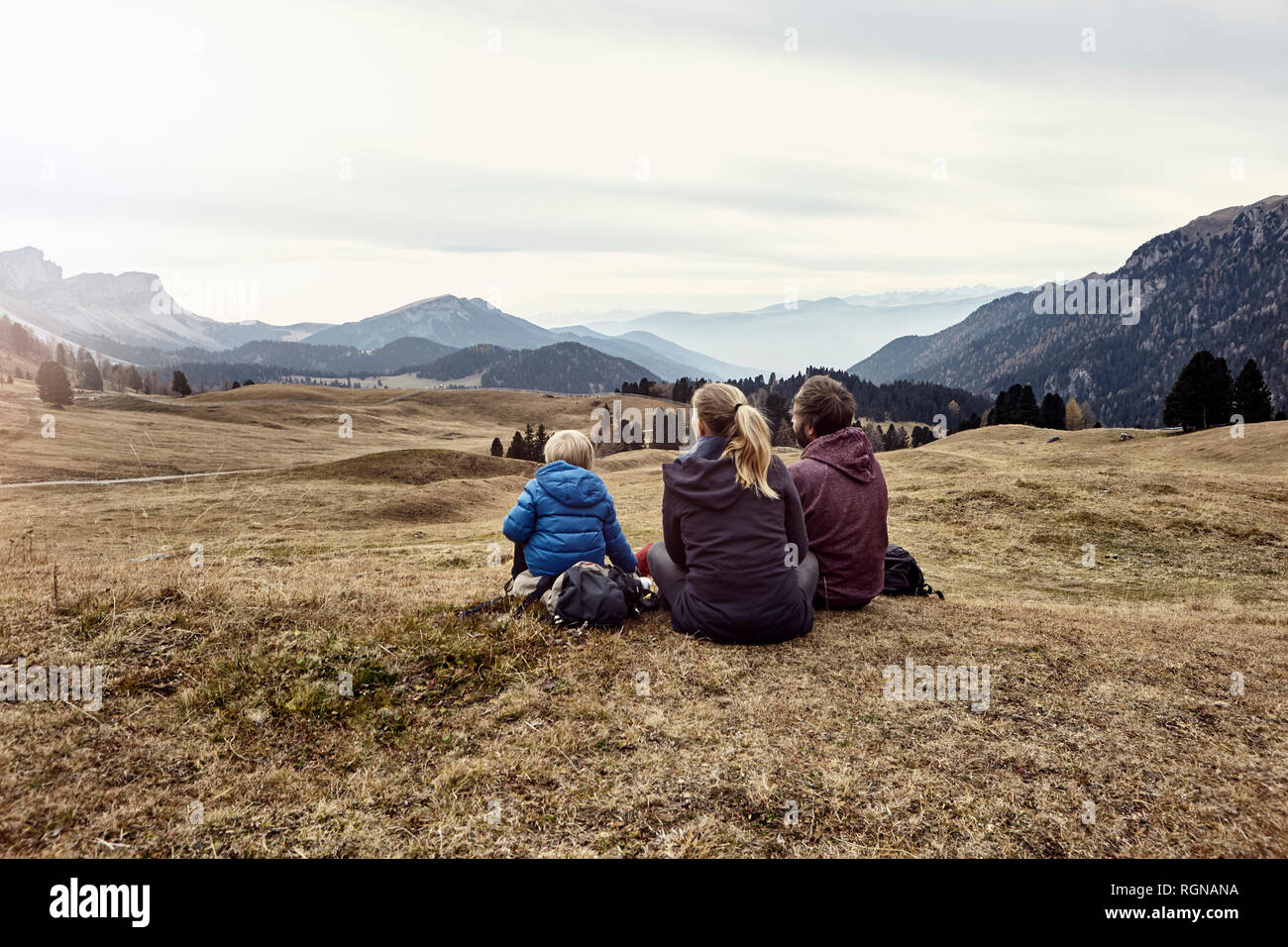 Italien, Südtirol, Geissler Gruppe, Familie, Wandern, sitzen auf der Wiese Stockfoto