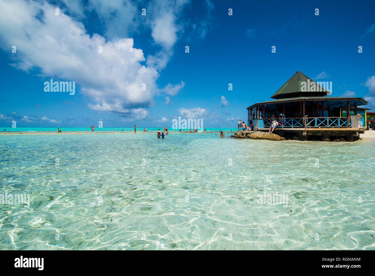 Karibik, Kolumbien, San Andres, Touristen in Resort auf El Acuario Stockfoto