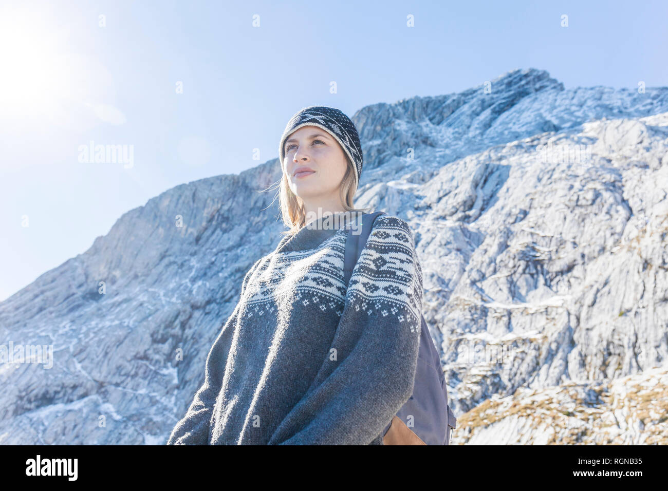 Deutschland, Garmisch-Partenkirchen, Alpspitze, Osterfelderkopf, weibliche Wanderer auf Sicht betrachten anzeigen Stockfoto