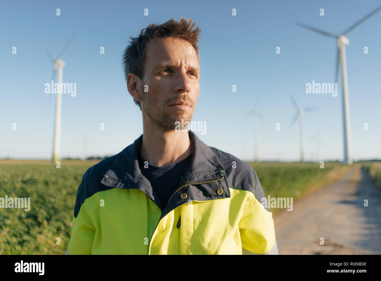 Porträt eines Ingenieurs im Feld Pfad zu einem Windpark Stockfoto