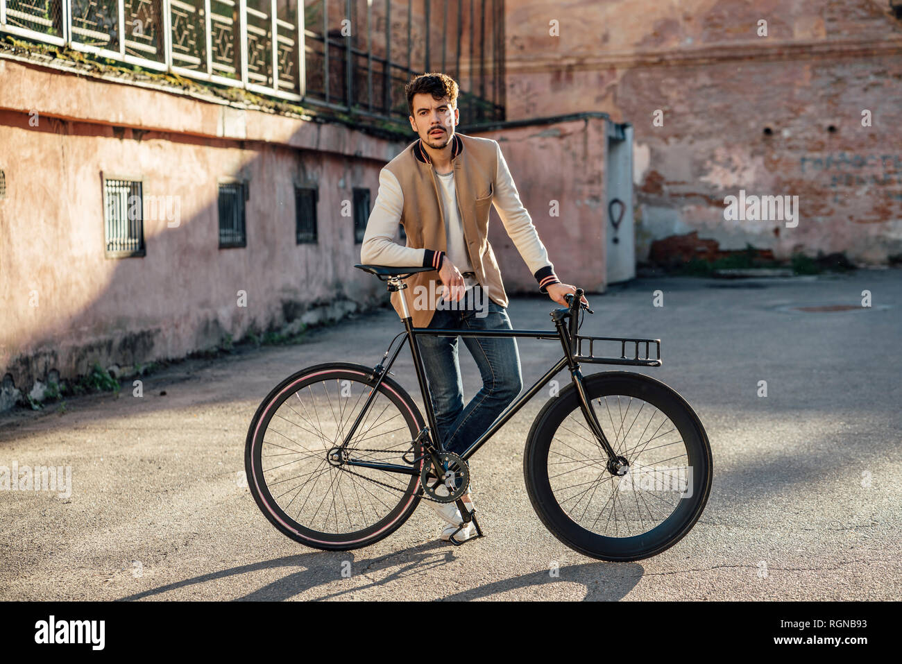 Junger Mann mit Pendler fixie Bike auf einem Hinterhof in der Stadt Stockfoto